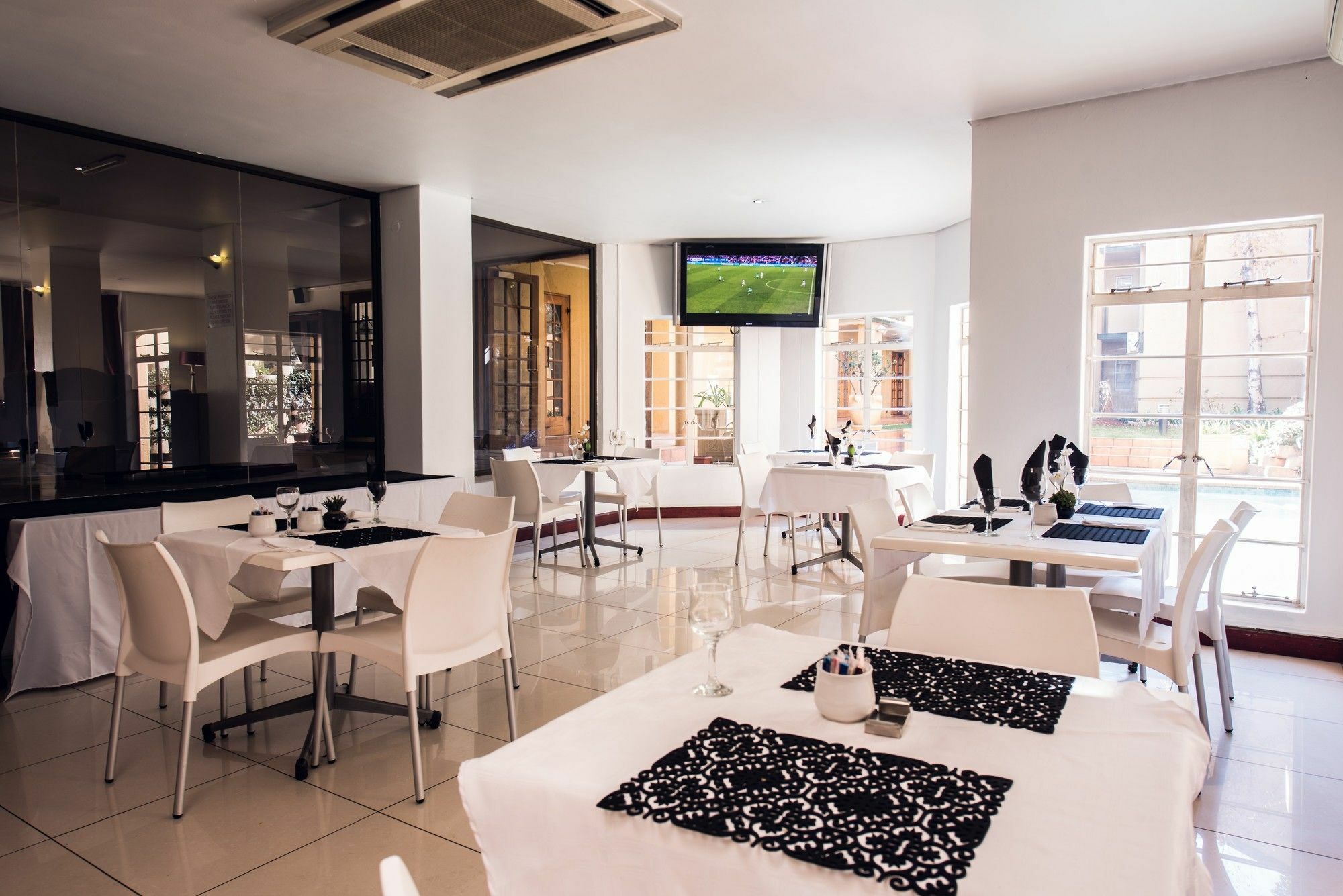 Airport Inn Executive Suites Kempton Park Exterior photo